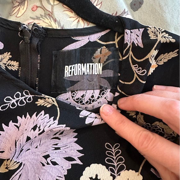 Reformation dress black floral on trend for spring 2024 🥀 - Picture 2 of 3